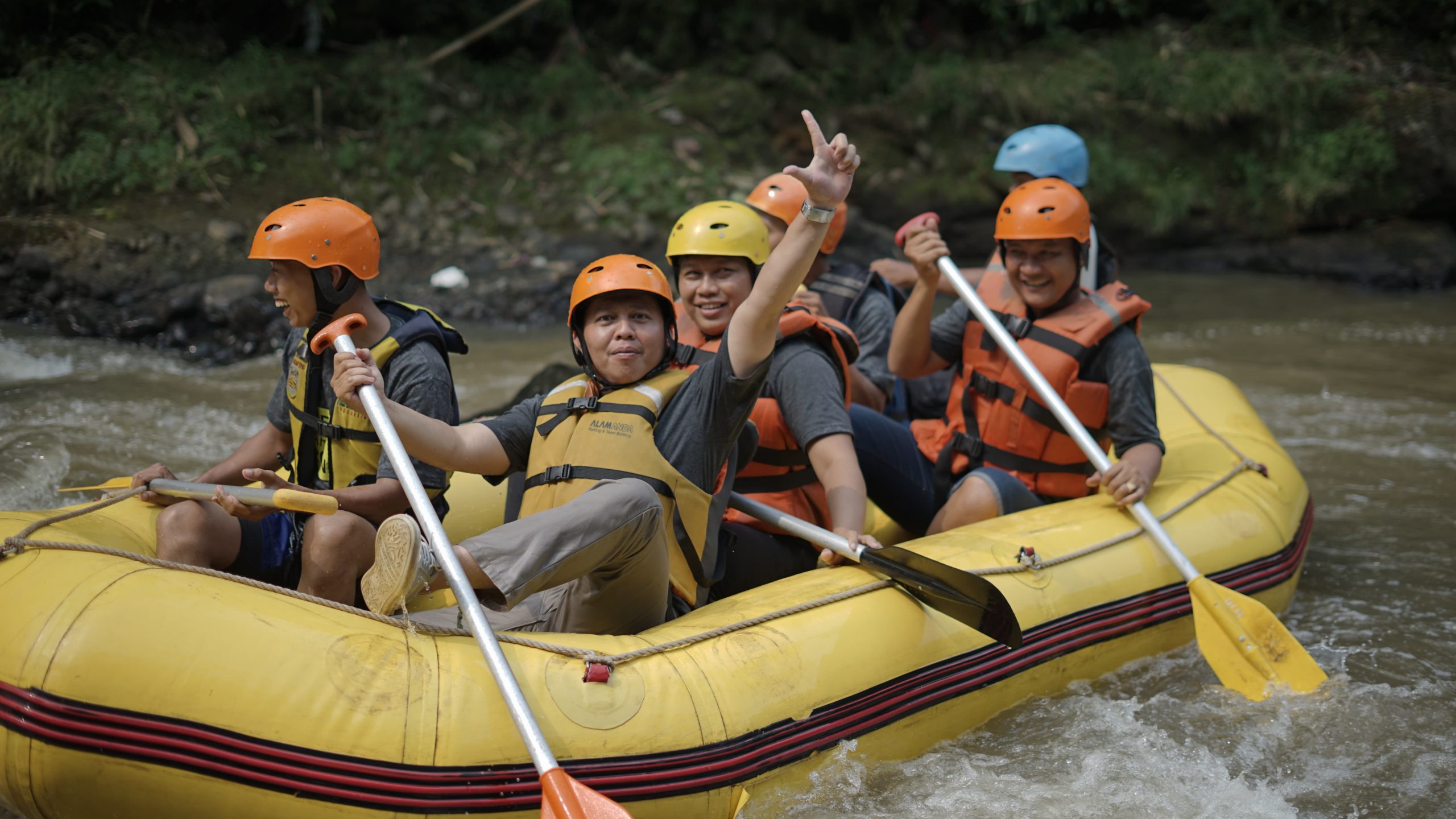 paket one day arung jeram+paintball puncak bogor